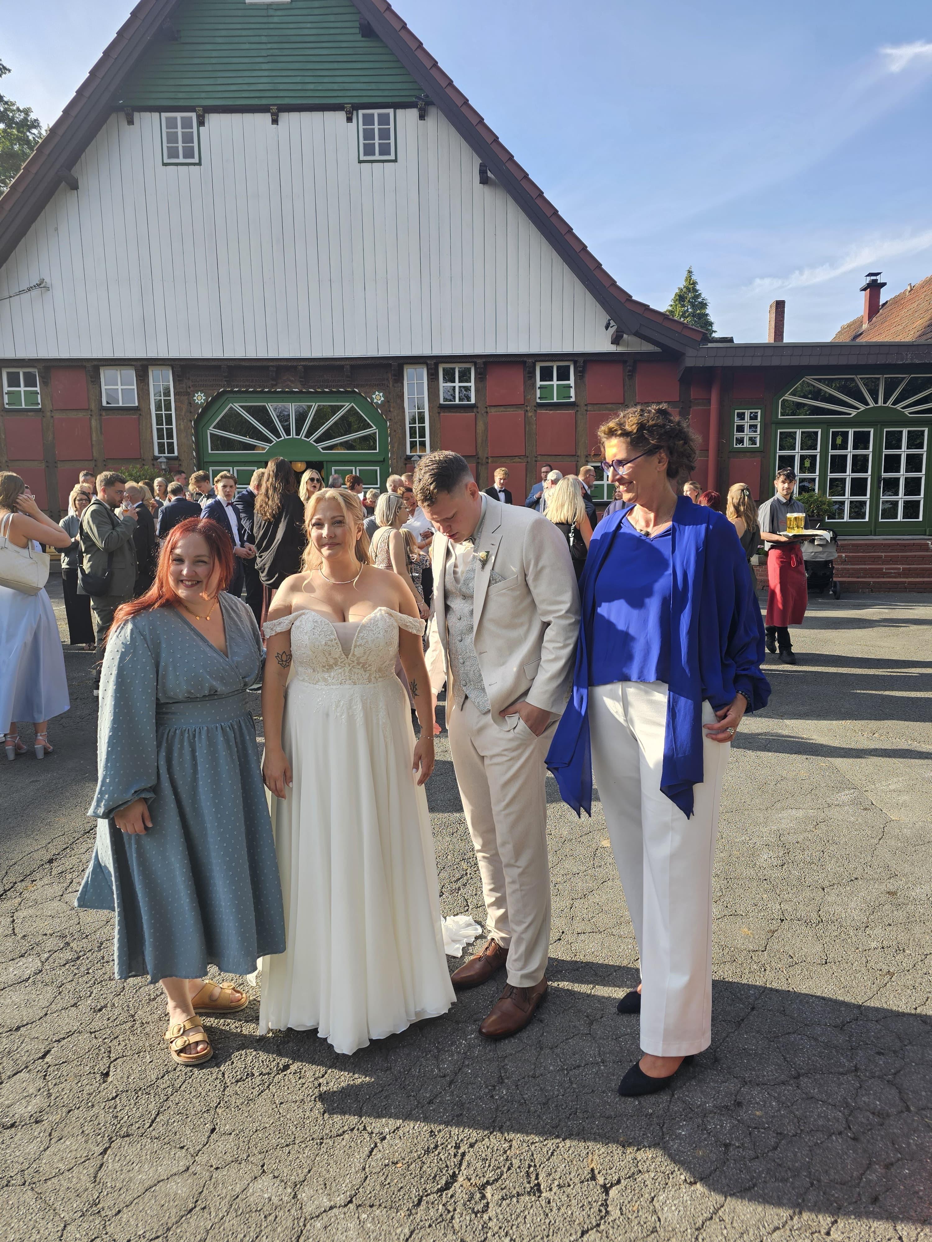 Melissa Niemann mit Brautpaar